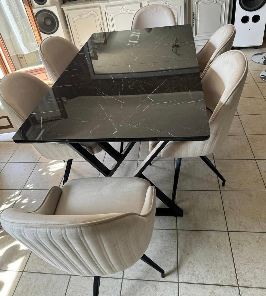 Table à manger noire moderne