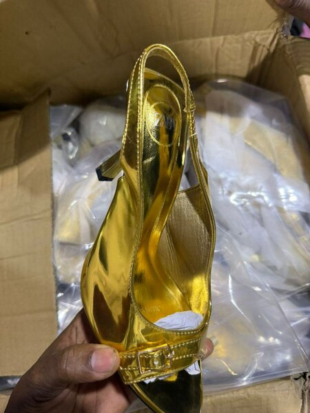 Sandales dorées élégantes