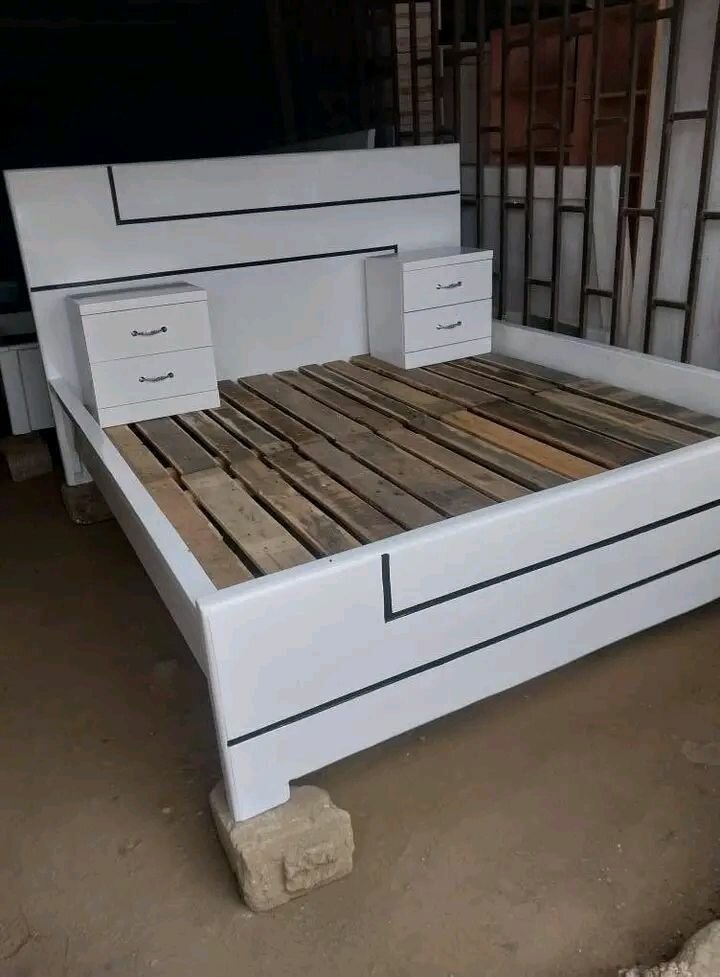 Lit double moderne avec tiroirs