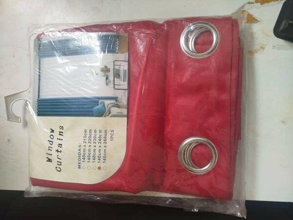 Rideaux rouges élégants