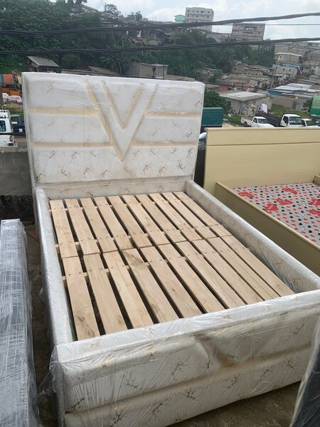 Lit double moderne capitonné