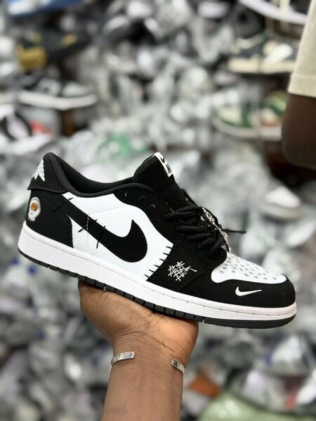 Baskets à la mode noir et blanc