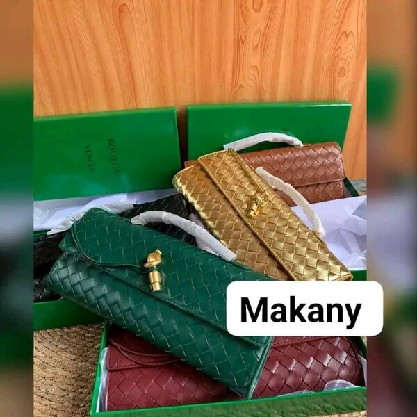 Pochettes en cuir tressé