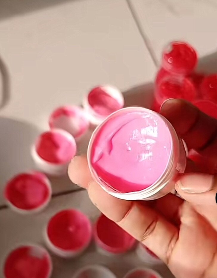 PRODUIT DE LÈVRES ROSES