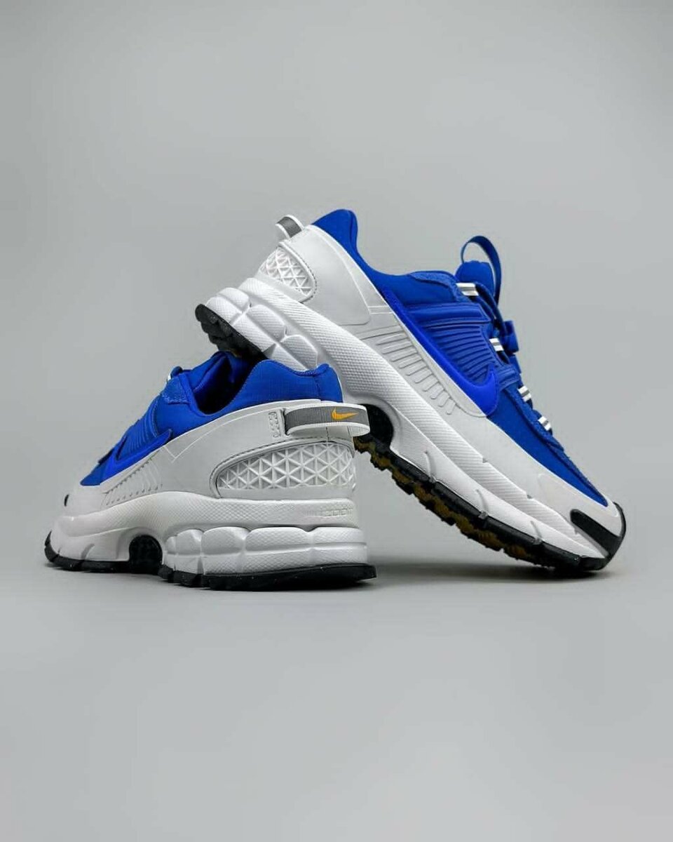 Baskets de sport bleues et blanches