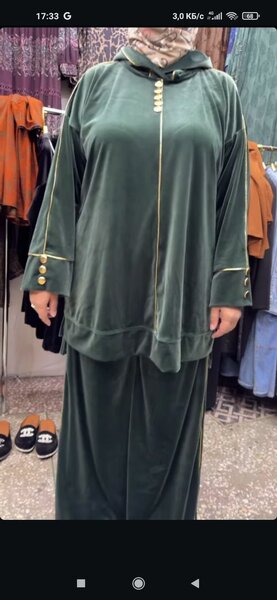 Костюм 52-54 размер, черного цвета,велюр.