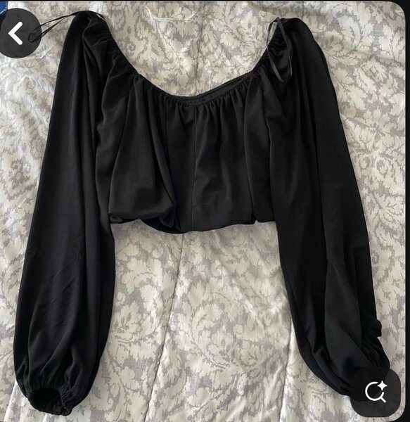 Blouse noire à manches bouffantes