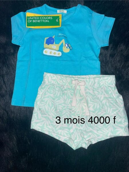 Ensemble T-shirt bleu avec imprimé et short