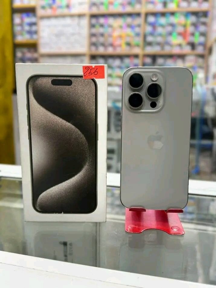 Smartphone moderne avec boîte