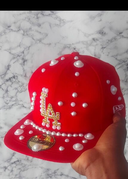 Casquette rouge perles élégantes