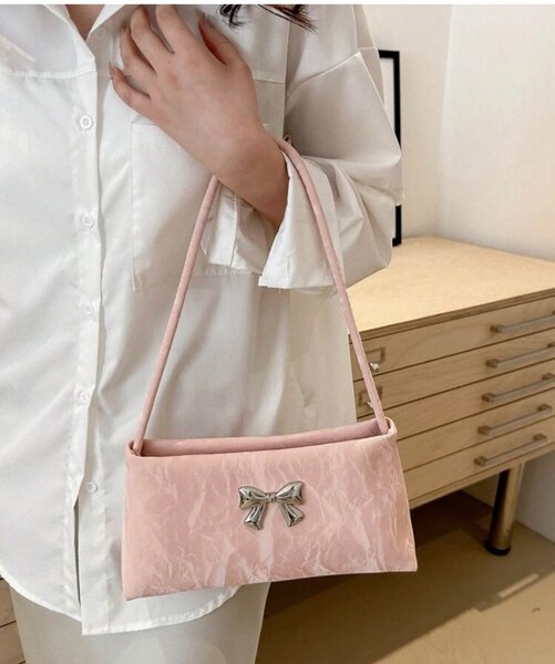 Sac à main rose avec nœud