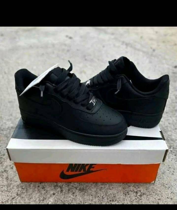 Baskets noires Nike élégantes