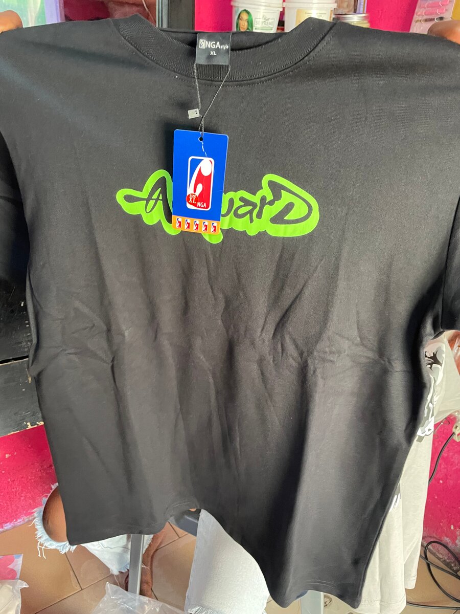 T-shirt noir imprimé artistique