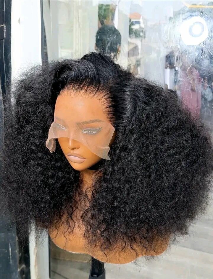 Perruque en dentelle bouclée