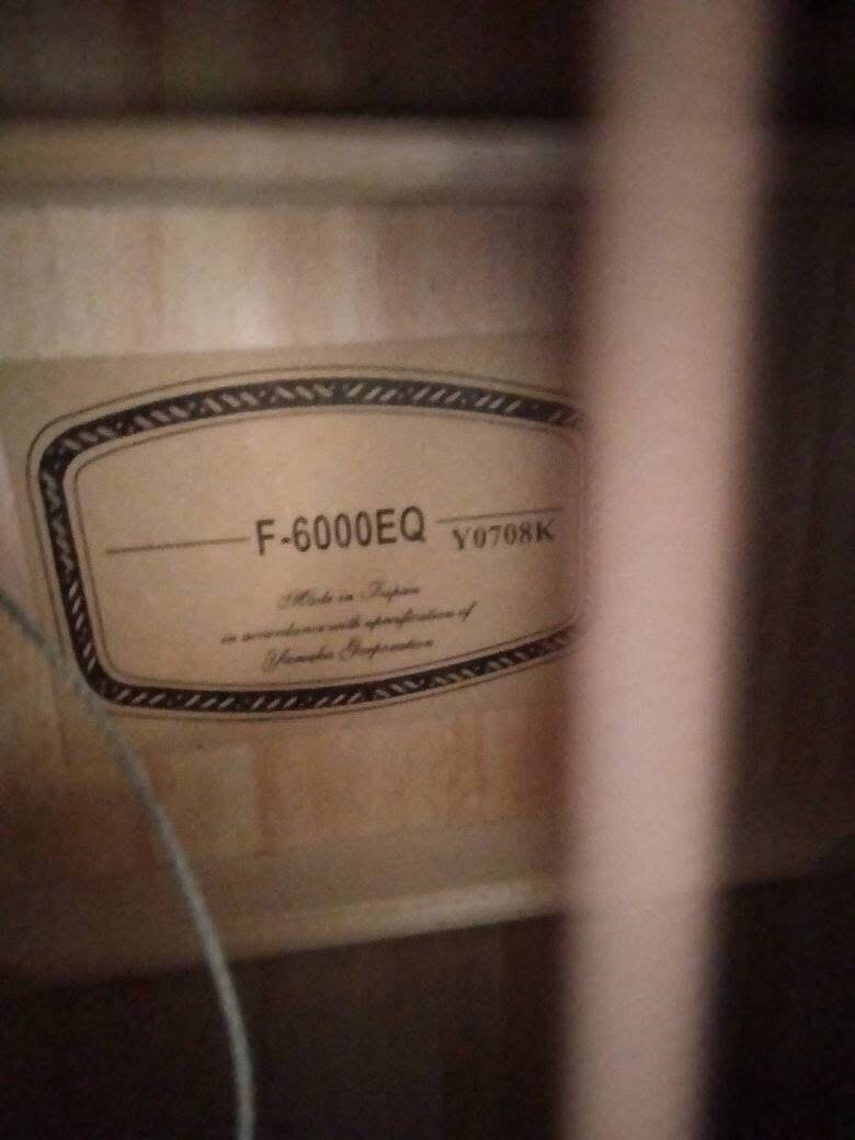 Guitare acoustique Yamaha noire