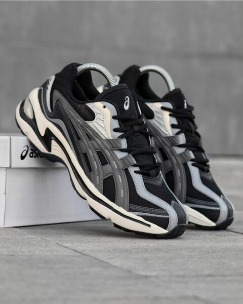 Baskets Noires et Grises Asics