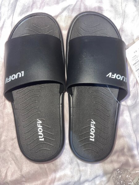 Claquettes noires unisexes