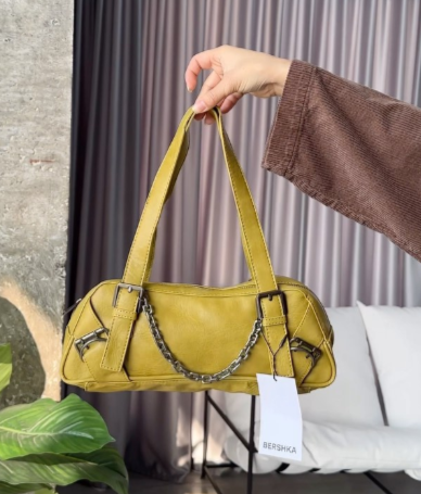 Эффектная яркая сумочка от BERSHKA