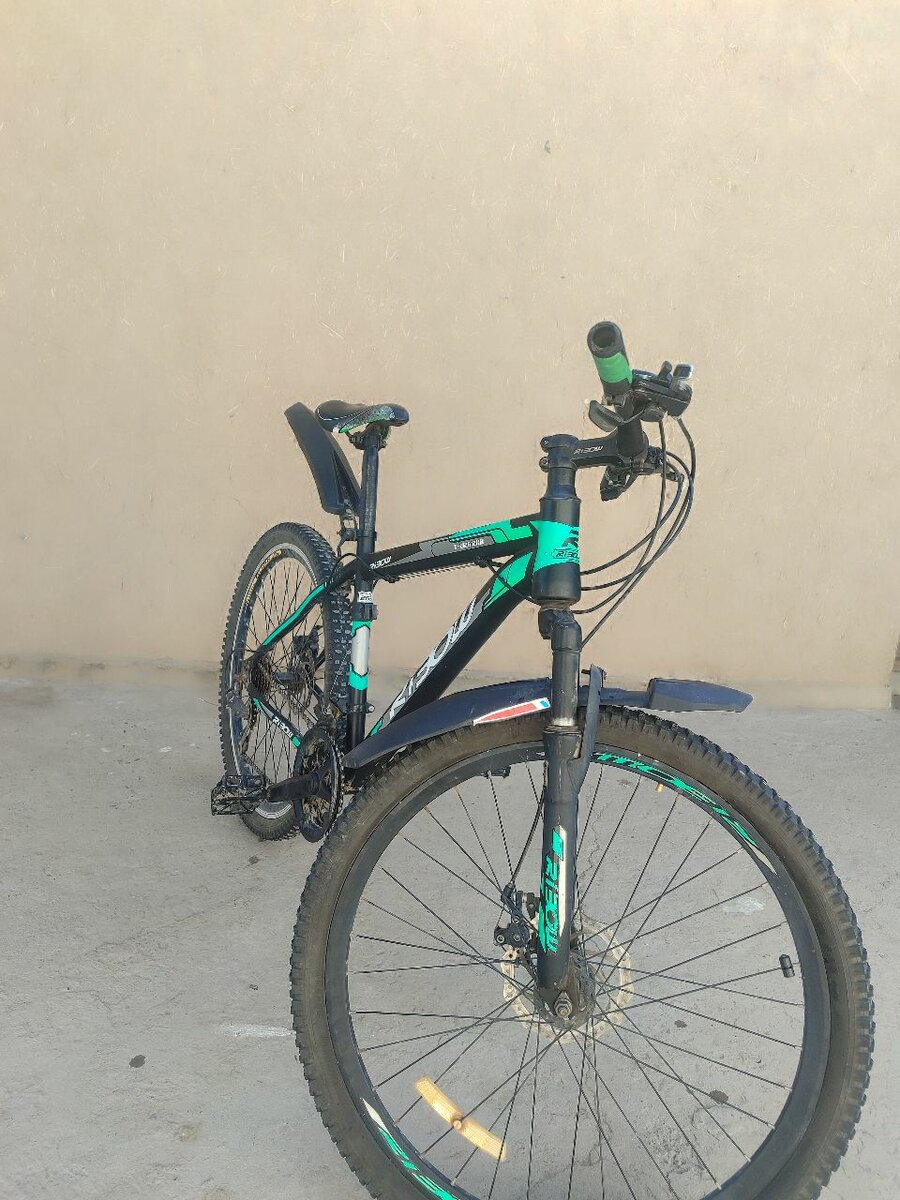 Көк түстөгү велосипед