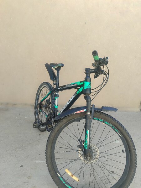 Көк түстөгү велосипед