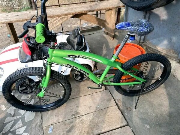 Vélo enfant vert robuste
