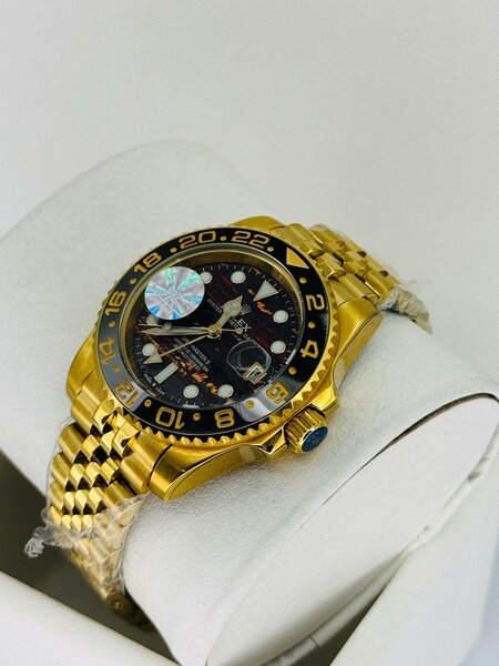 Montre de luxe en acier