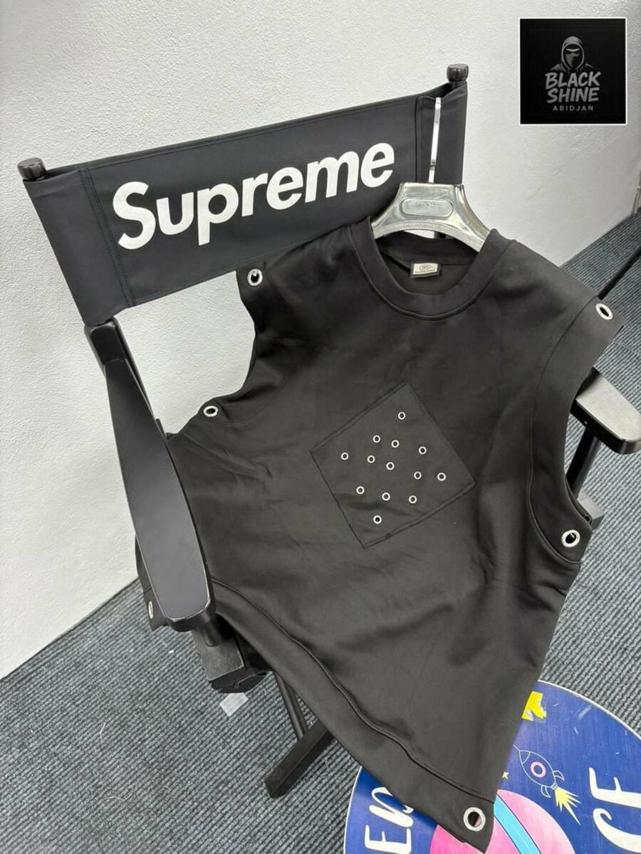 Débardeur noir à œillets