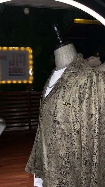 Chemise à motif serpent