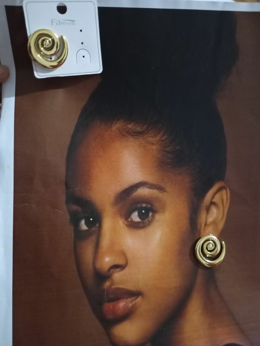 Boucles d'oreilles dorées élégantes