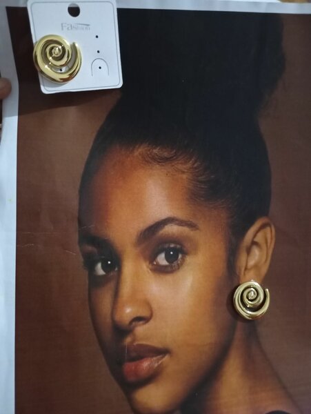 Boucles d'oreilles dorées élégantes