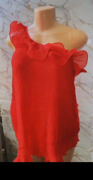 Robe rouge asymétrique élégante