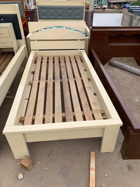 Lit moderne en bois massif