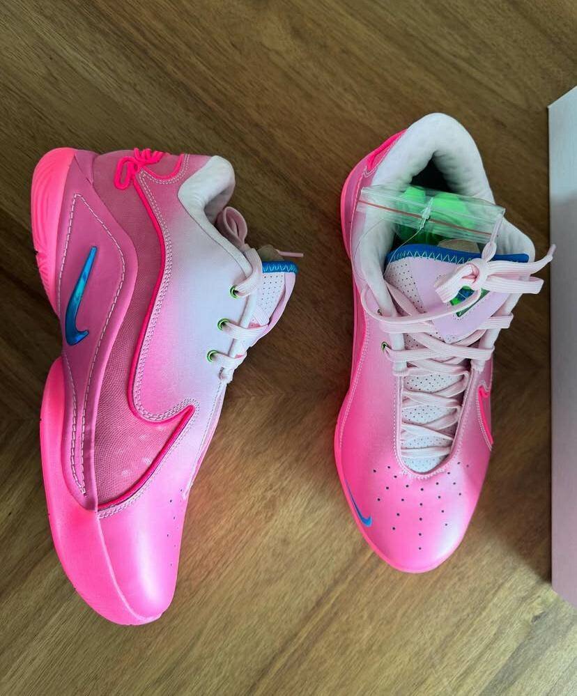 Baskets roses futuristes