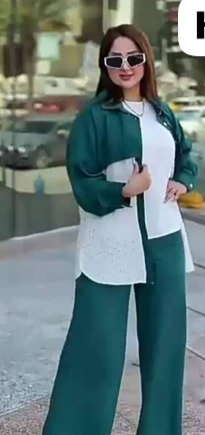 Costume femme avec pantalon large, T-shirt blanc et chemise émeraude