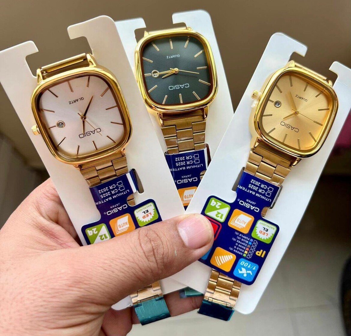 Montres élégantes en métal doré