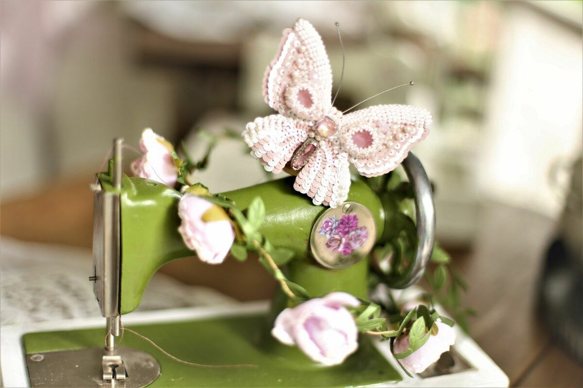 Брошь бабочка.