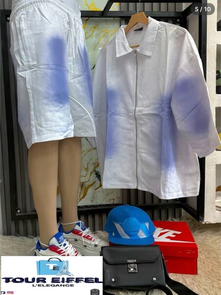 Ensemble blanc et bleu urbain