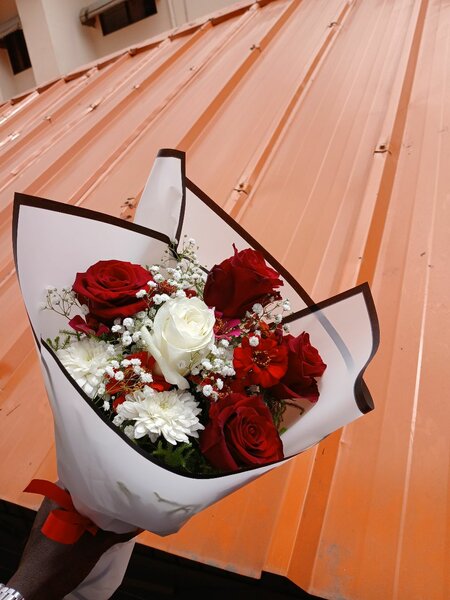 Bouquet de roses rouges et blanches
