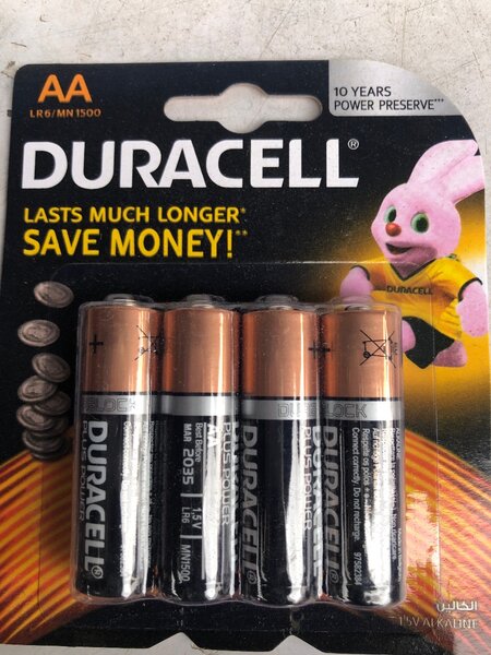 Piles AA Energizer et Duracell