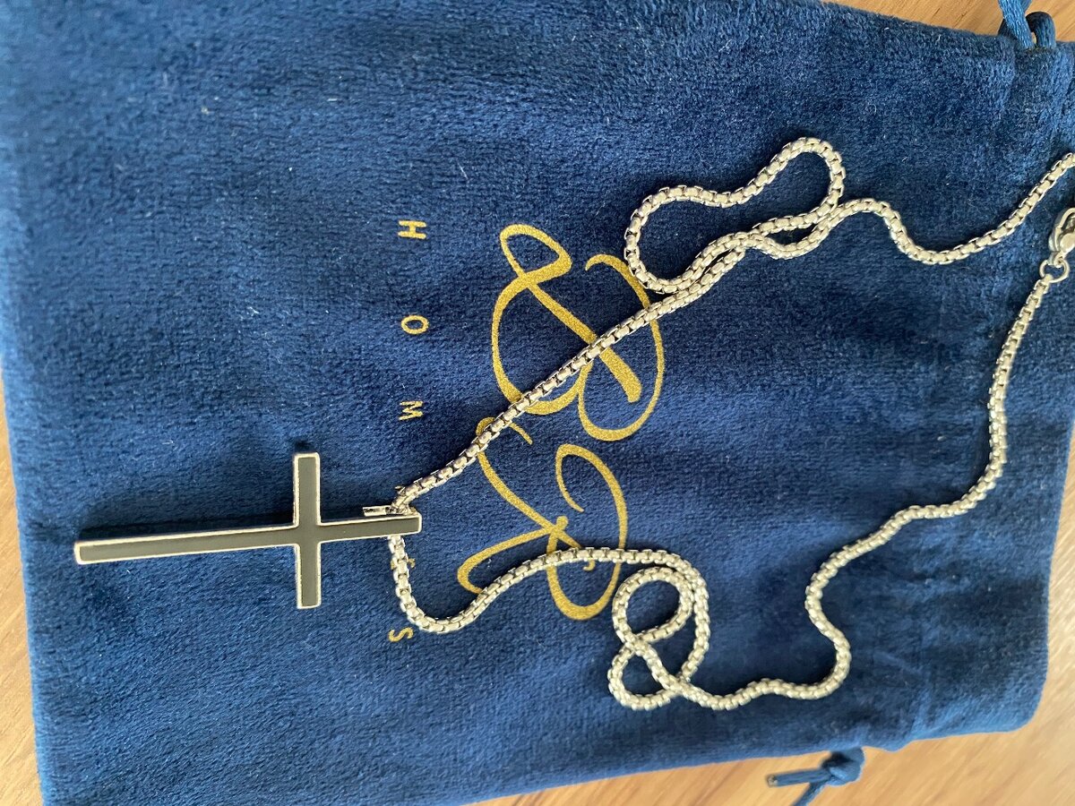 collier avec pendentif croix