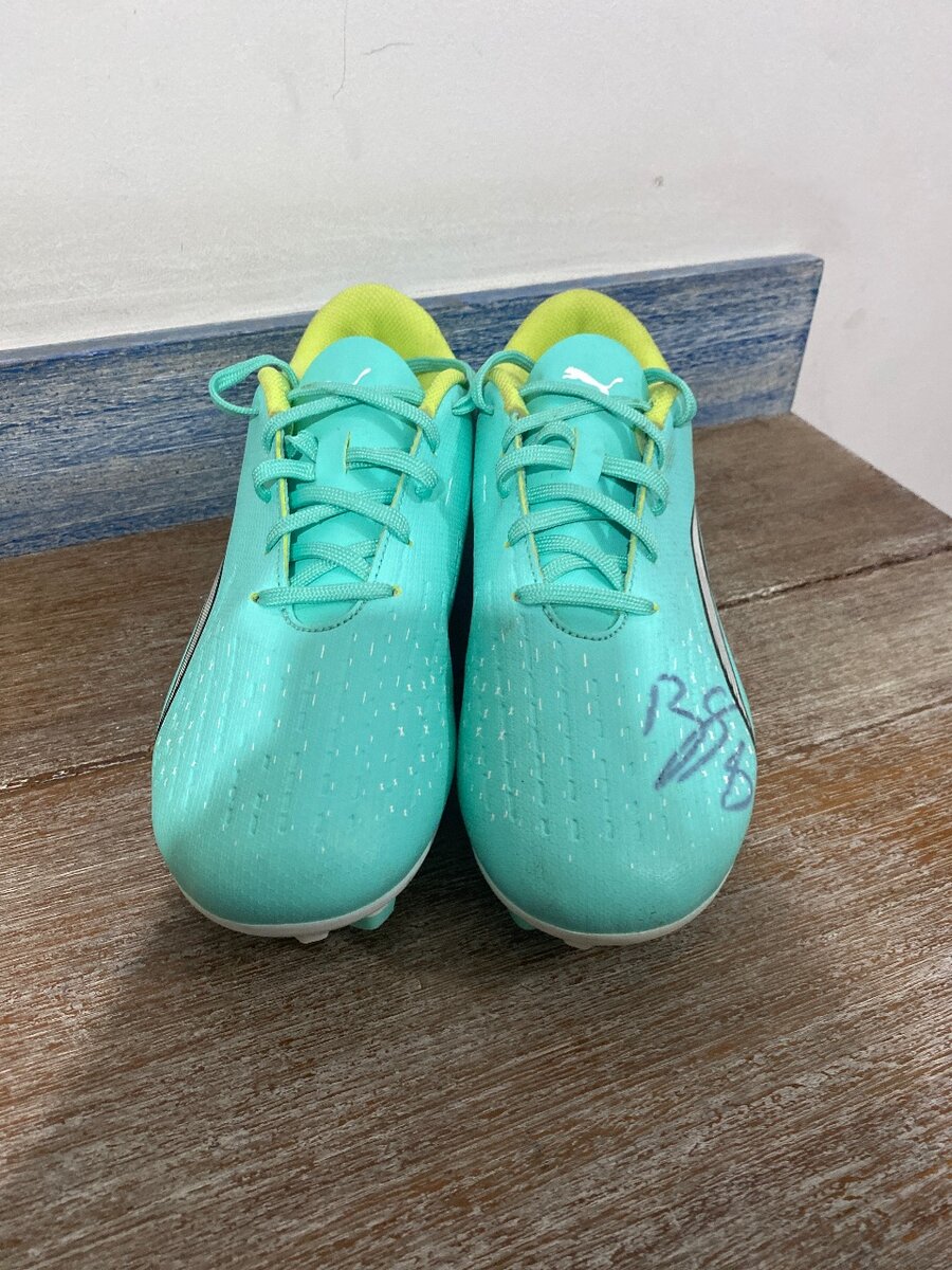 Crampons puma ultra signé par Bisouma