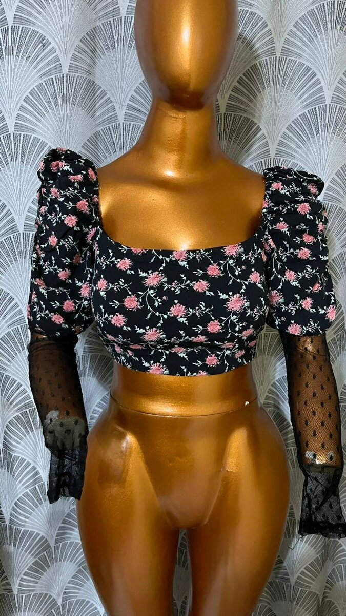 Haut à fleurs avec manches en résille