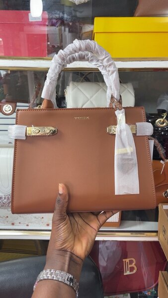 Sac à main versse maron en cui