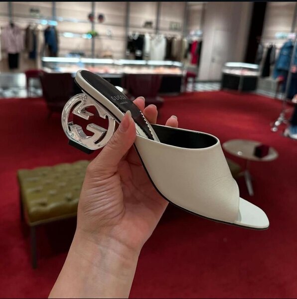 Heeled slipper