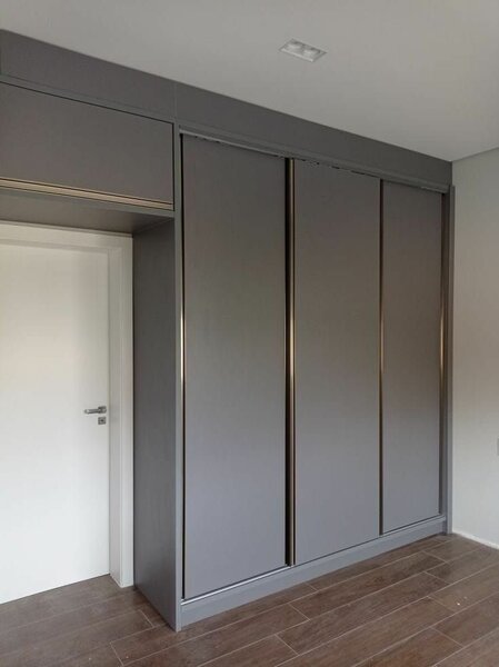 Armoire moderne à portes coulissantes