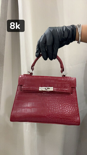 Sac à main en cuir rouge