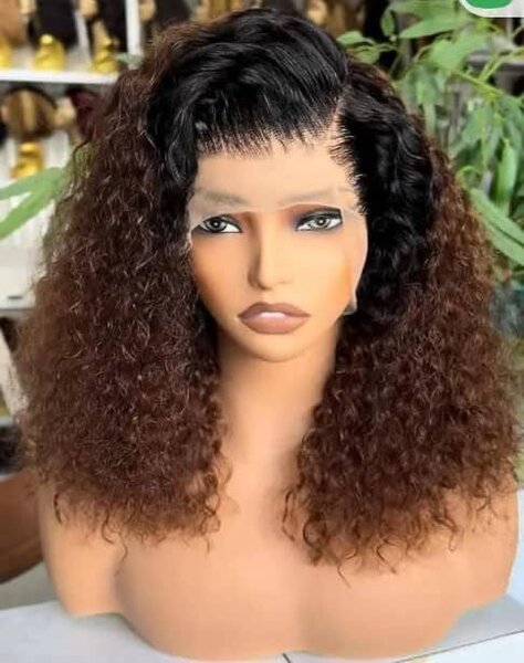 Perruque bouclée naturelle élégante