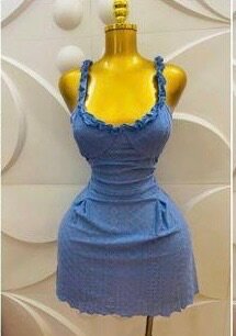 Robe bleue en dentelle