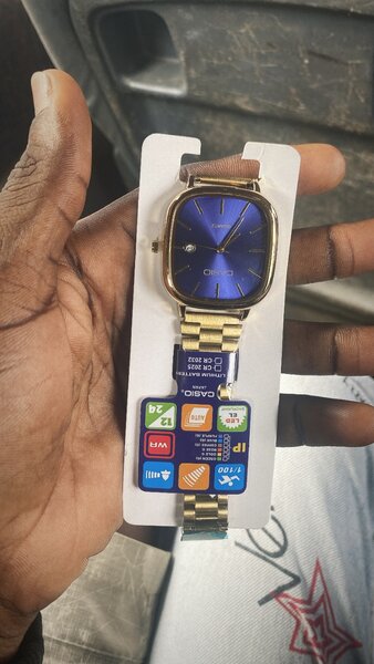 Montre bracelet dorée élégante