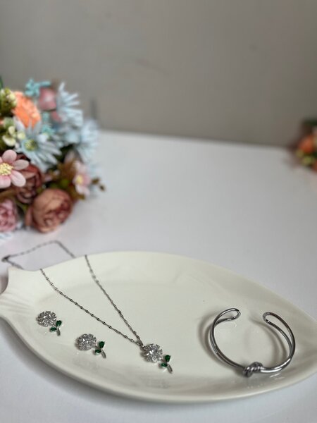 Necklace set and bracelet